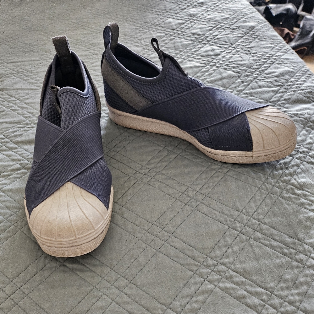 Laceless Addidas Cavas shoes